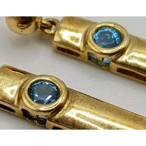 19 - A 9 K yellow gold pair of earrings with blue topaz. Weight: 1.5 g.