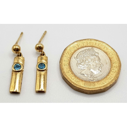 19 - A 9 K yellow gold pair of earrings with blue topaz. Weight: 1.5 g.