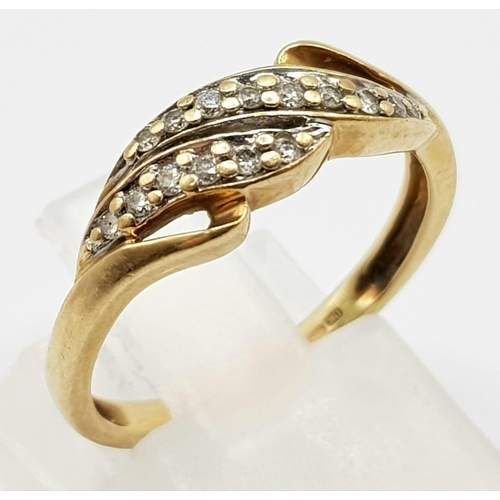 333 - A 9 K yellow gold ring a couple of twisted diamond bands on top. Ring size: M1/2, weight: 2.2 g.