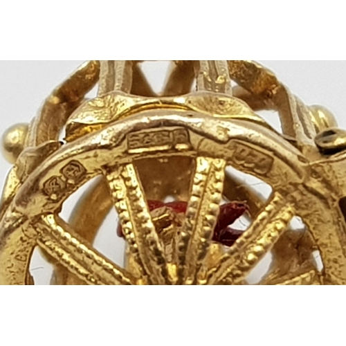 346 - A 9 K yellow gold bird cage charm, which opens to reveal a red enamelled exotic bird. Height: 20 mm,... 