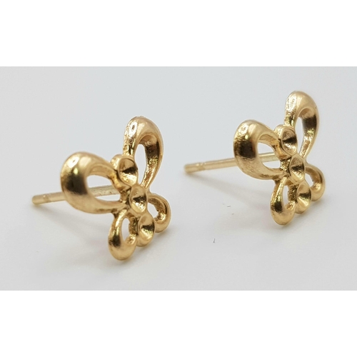 353 - A 9 K yellow gold pair of butterfly earrings. Weight: 0.2 g.