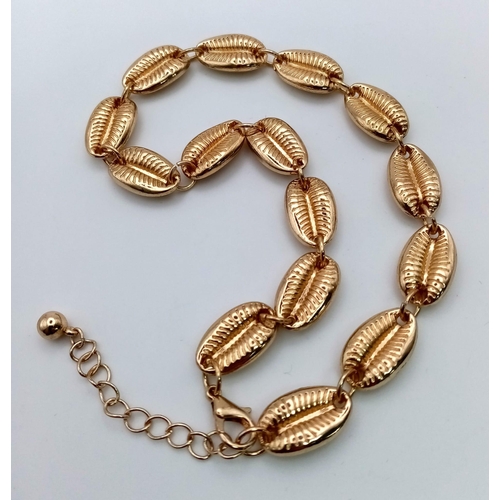 508 - A gold tone heavy necklace (54.8 g) representing cowries, length: 34-39 cm AND a white metal (untest... 