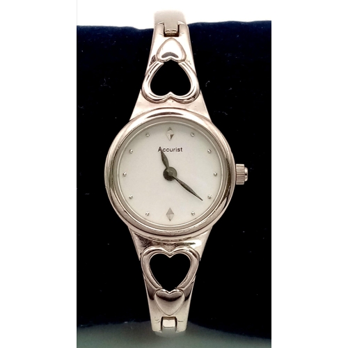 515 - An ACCURIST stainless steel, ladies, watch. Case width: 18 mm, white dial, in full working order and... 