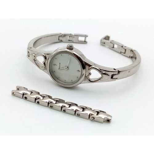 515 - An ACCURIST stainless steel, ladies, watch. Case width: 18 mm, white dial, in full working order and... 