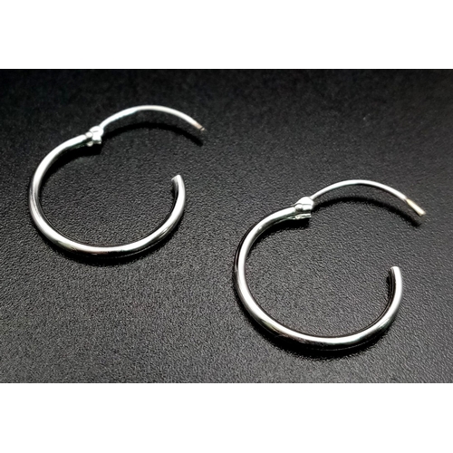 199 - A 9 K white gold pair of sleeper earrings, weight: 0.3 g.