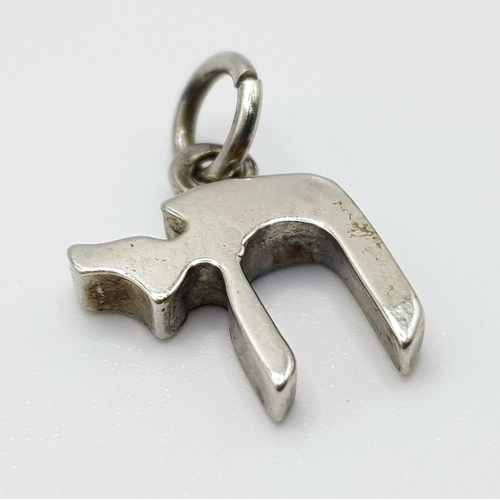 213 - A 9 K white gold Chai symbol pendant/charm, weight: 1.2 g.