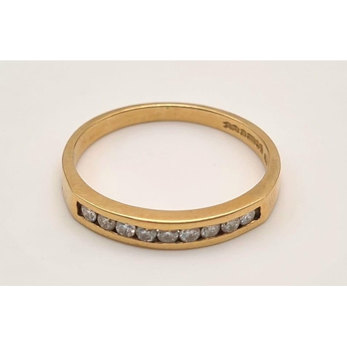 295 - An 18 K yellow gold CHANNEL ring with a band of 9 diamonds (0.25 carats). Ring size: O, weight: 2.5 ... 