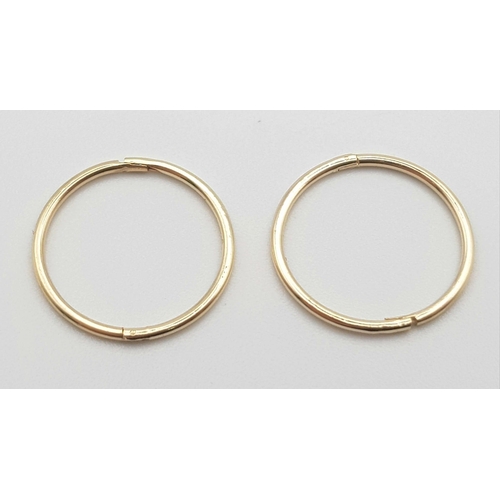 302 - A 9 K yellow gold sleeper earrings, weight: 0.8 g.