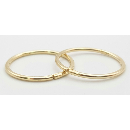 302 - A 9 K yellow gold sleeper earrings, weight: 0.8 g.