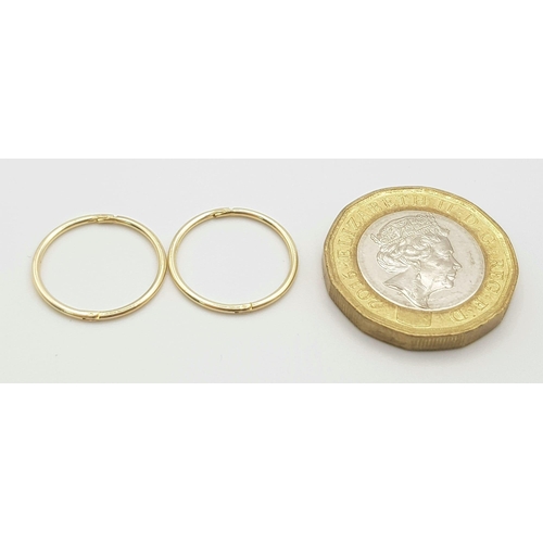 302 - A 9 K yellow gold sleeper earrings, weight: 0.8 g.