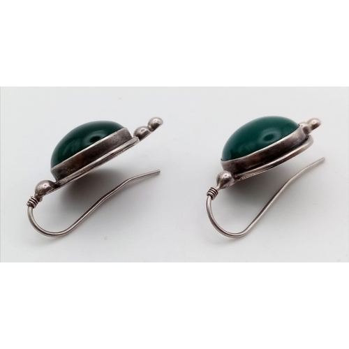 351 - A sterling silver pair of earrings with green agate. Drop: 30 mm. weight: 8.6 g.