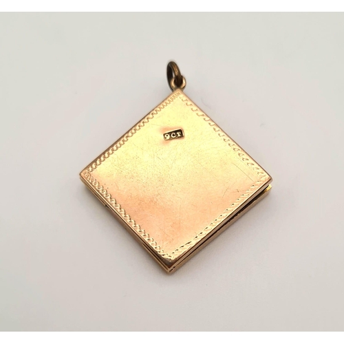 374 - A 9 K yellow gold vintage square locket. Dimensions: 19 x 19 x 4 mm, weight: 3.5 g.