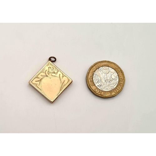 374 - A 9 K yellow gold vintage square locket. Dimensions: 19 x 19 x 4 mm, weight: 3.5 g.