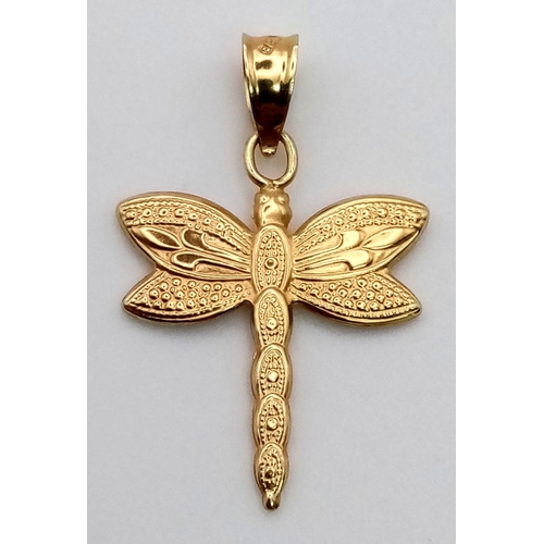 379 - An 18 K three colour gold dragon fly charm/pendant. Drop: 15 mm, weight: 0.2 g.