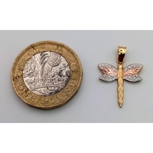 379 - An 18 K three colour gold dragon fly charm/pendant. Drop: 15 mm, weight: 0.2 g.