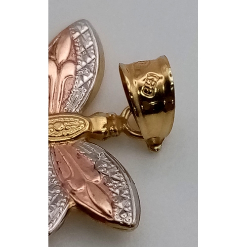 379 - An 18 K three colour gold dragon fly charm/pendant. Drop: 15 mm, weight: 0.2 g.