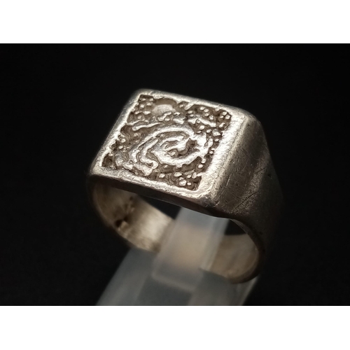 386 - A sterling silver gents ring, Ring size: V, weight: 12 g.