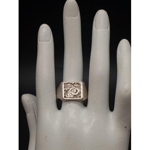 386 - A sterling silver gents ring, Ring size: V, weight: 12 g.