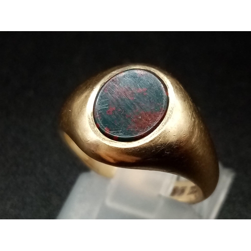 453 - A 9 K yellow gold signet ring with a blood stone cabochon. Ring size: J, weight: 4.3 g.