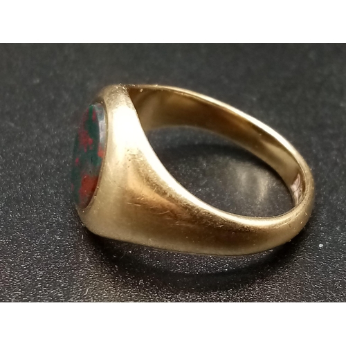 453 - A 9 K yellow gold signet ring with a blood stone cabochon. Ring size: J, weight: 4.3 g.