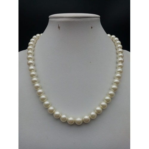 527 - A faux pearl necklace (length: 39-48 mm) AND eight expandable faux pearl bracelets.