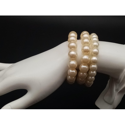 527 - A faux pearl necklace (length: 39-48 mm) AND eight expandable faux pearl bracelets.