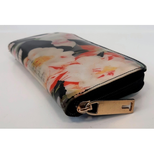 1017 - A TED BAKER floral purse. Dimensions: 19 x 9 x 2.5 cm (appr)