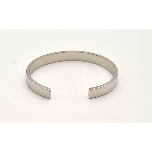 671 - Sterling silver baby/child bangle. 5cm diameter, total weight 14.2 grams