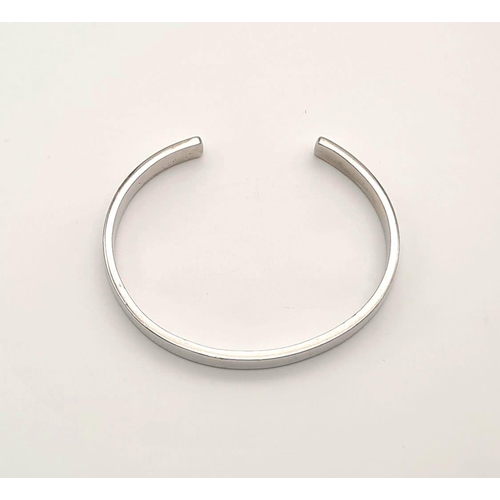 671 - Sterling silver baby/child bangle. 5cm diameter, total weight 14.2 grams