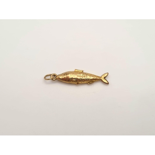 678 - 18k yellow gold fish charm/pendant, 23mm in length, 0.5 grams total weight