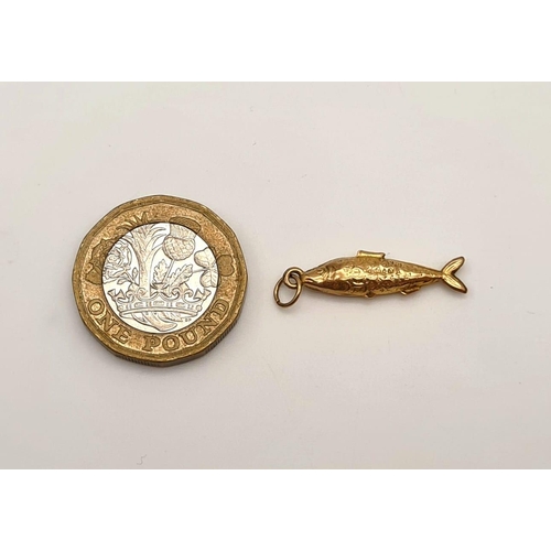 678 - 18k yellow gold fish charm/pendant, 23mm in length, 0.5 grams total weight