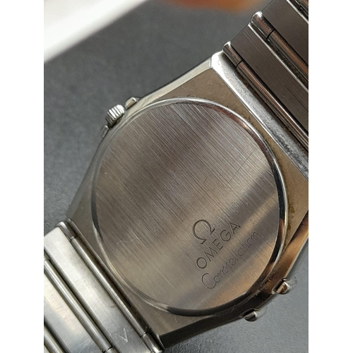 760 - OMEGA CONSTELATION QUARTZ BRACELET WATCH WITH ORIGINAL BOX AND PAPERS. 32mm. Needs batteries.