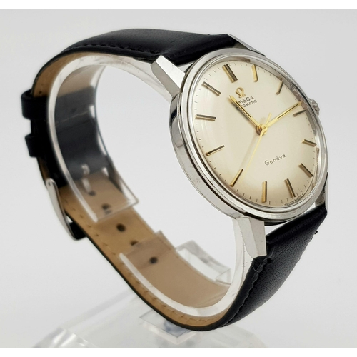 668 - A Vintage Omega Seamaster Watch. Black leather strap.
Stainless steel case - 35mm. Silver tone dial ... 