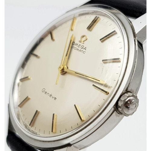 668 - A Vintage Omega Seamaster Watch. Black leather strap.
Stainless steel case - 35mm. Silver tone dial ... 