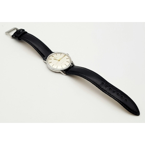 668 - A Vintage Omega Seamaster Watch. Black leather strap.
Stainless steel case - 35mm. Silver tone dial ... 