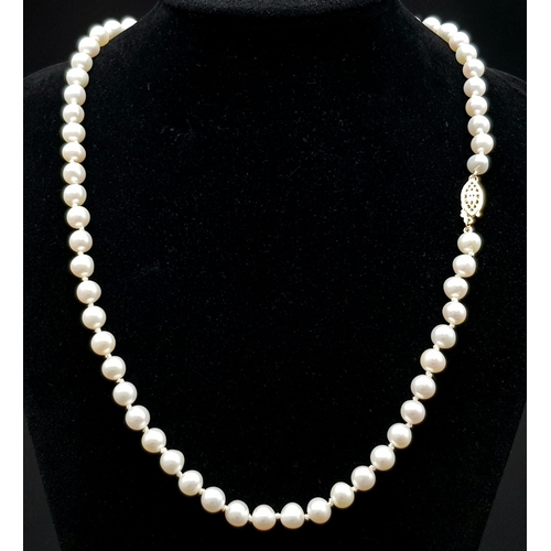 776 - A Single Row Pearl Necklace with Gilded Clasp. Pearls - 6mm. 44cm.