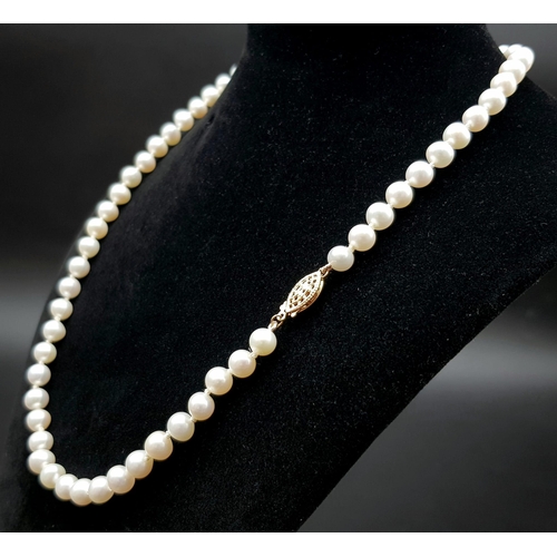 776 - A Single Row Pearl Necklace with Gilded Clasp. Pearls - 6mm. 44cm.