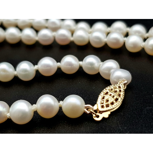 776 - A Single Row Pearl Necklace with Gilded Clasp. Pearls - 6mm. 44cm.