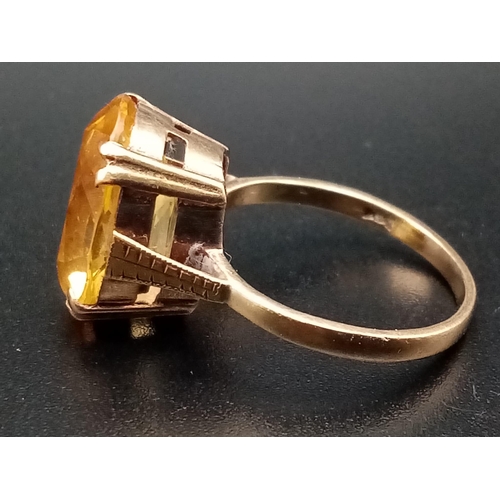 598 - A 9K yellow Gold Citrine Ring. A clean, faceted oval-cut central 5ct citrine completes this ring. Si... 