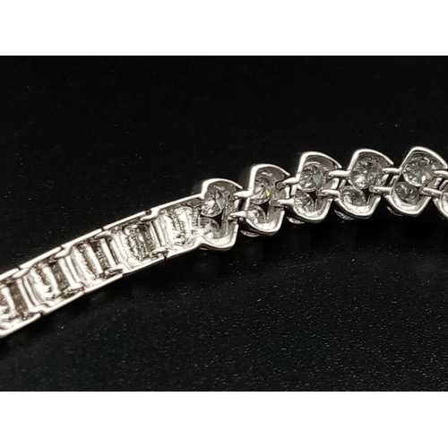 696 - A Beautiful 2.75ct Diamond Bracelet set in 18K White Gold with two figure of eight safety catches. 9... 