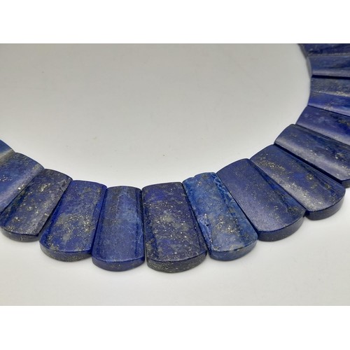 637 - 418ct Lapis Lazuli Gemstone Necklace with Silver Clasp.
44cm.