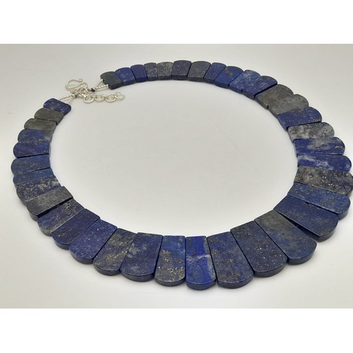 637 - 418ct Lapis Lazuli Gemstone Necklace with Silver Clasp.
44cm.