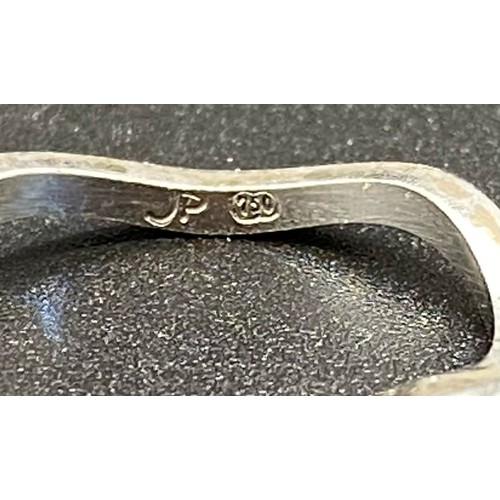 558 - An 18 K white gold wavy band ring. Ring size: H, weight:2.5 g.