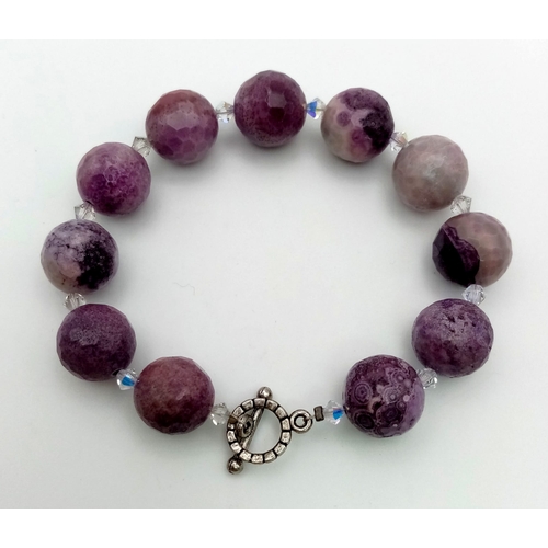 317 - A Vintage Retro Faceted Natural Amethyst Bead Bracelet. Crystal spacers. 20cm. 12mm beads.