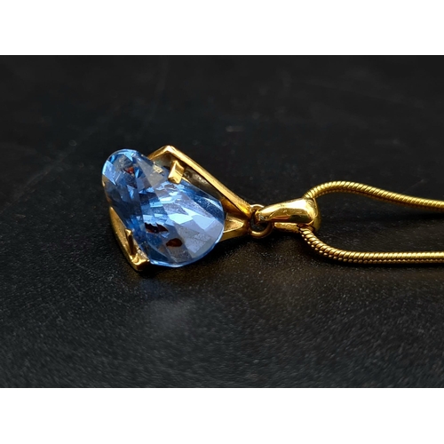 44 - A Breath-Taking 18K Yellow Gold Blue Topaz Pendant on an 18K Gold Snake-Link Necklace. Topaz - 5ct. ... 