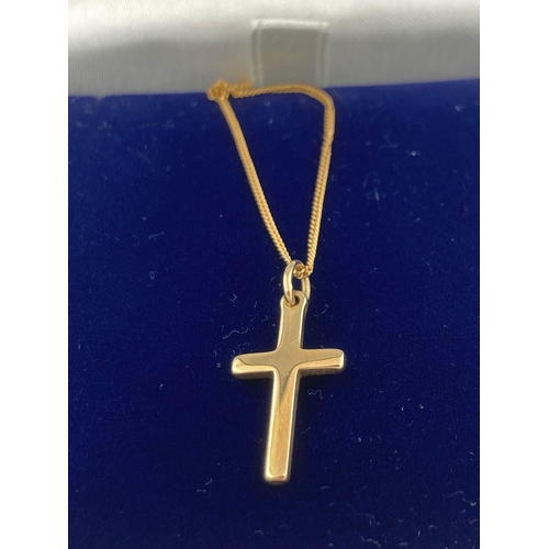 63 - 9 carat GOLD CROSS in classic style mounted on a 9 carat GOLD CHAIN. Full UK hallmark. Presented in ... 