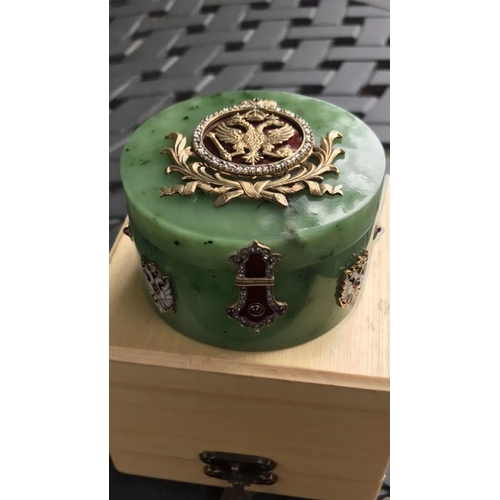 40 - A magnificent Russian silver and enamel diamond nephrite jade box,
Weight 173.6 grams

Diameter 7.1 ... 