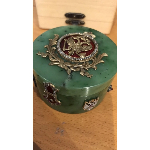 40 - A magnificent Russian silver and enamel diamond nephrite jade box,
Weight 173.6 grams

Diameter 7.1 ... 