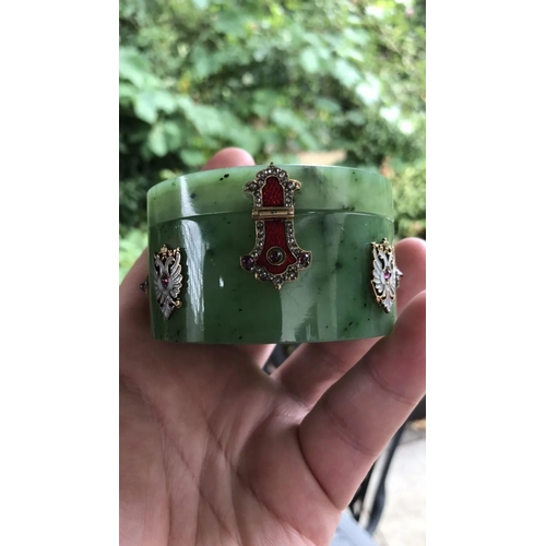 40 - A magnificent Russian silver and enamel diamond nephrite jade box,
Weight 173.6 grams

Diameter 7.1 ... 