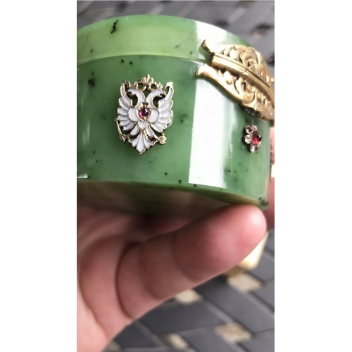 40 - A magnificent Russian silver and enamel diamond nephrite jade box,
Weight 173.6 grams

Diameter 7.1 ... 